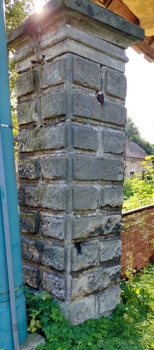 Pískovcové sloupy vratové - 2