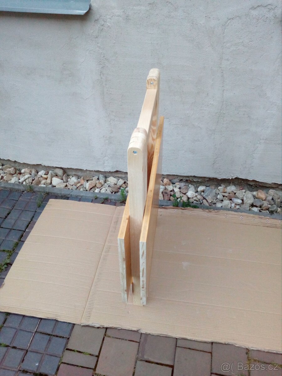 Prodám skládací stůl ze dřeva 75x80 - 2