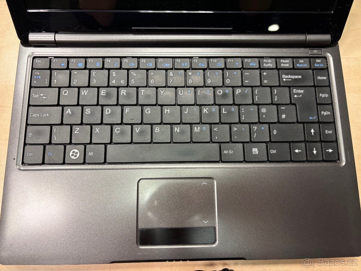 Starší notebook Clevo W83T - 2