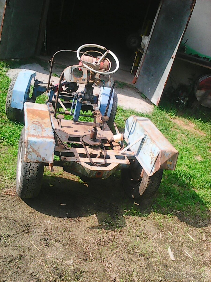 torzo domaděl traktůrku - 2