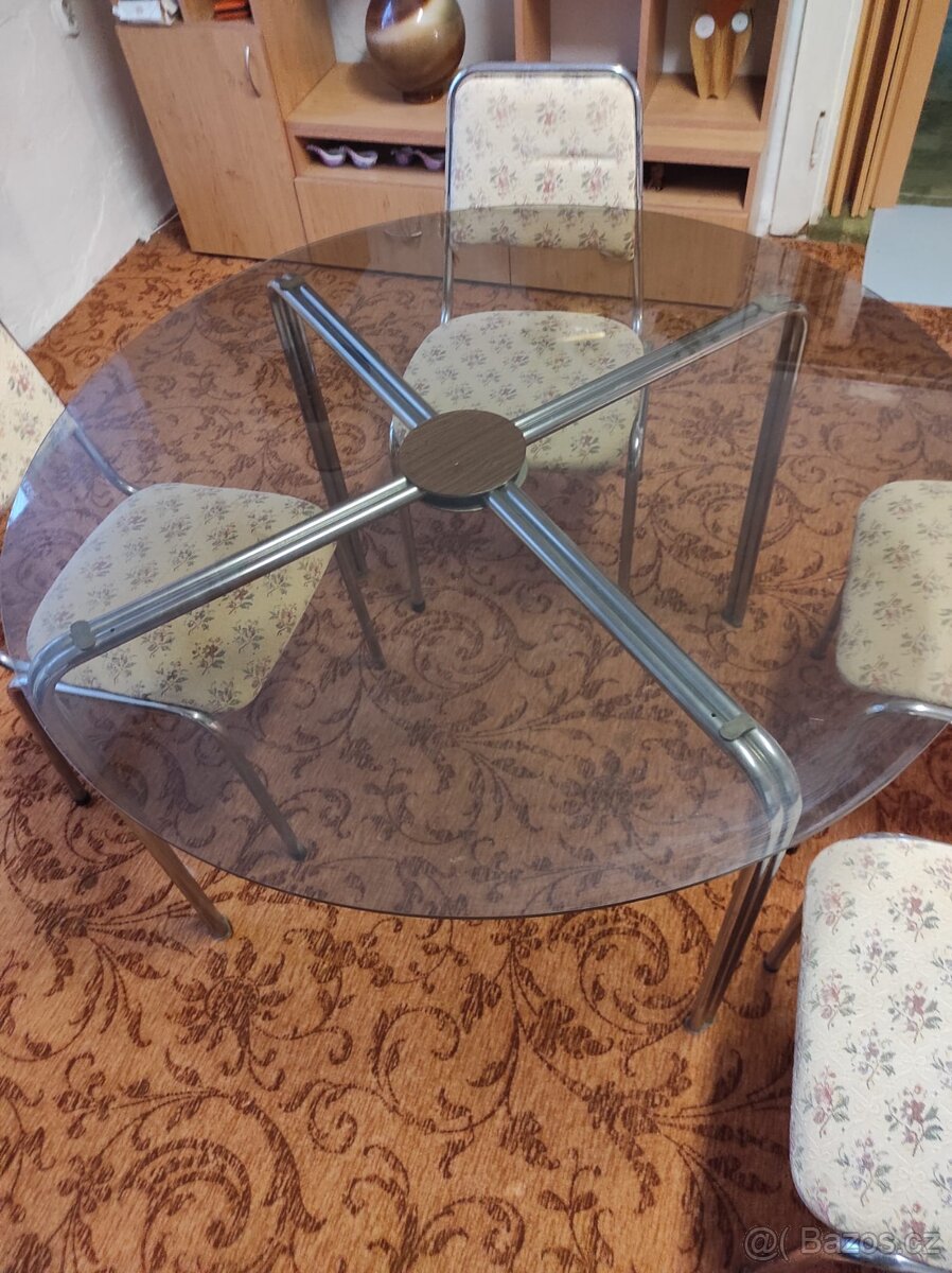 Skleněný jídelní stůl s židlemi - 2