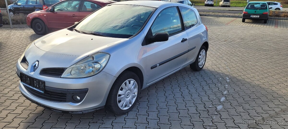 Renault clio rok 2006 najeto 130 tisíc 1.6 16v - 2