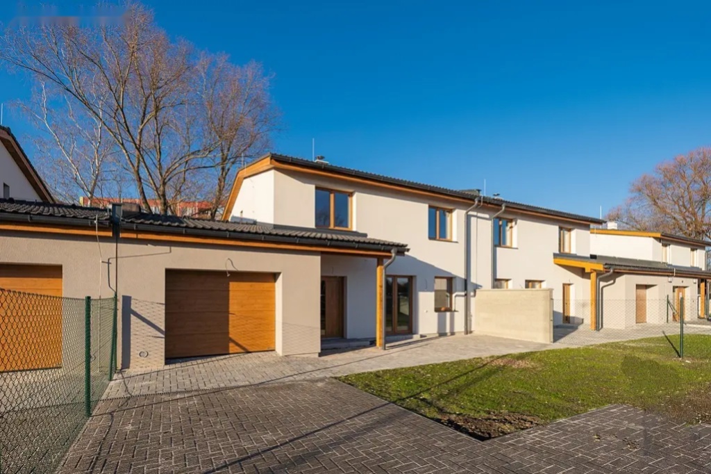 Pronájem dvoupodlažního řadového domu 4kk, 129m2 - 2