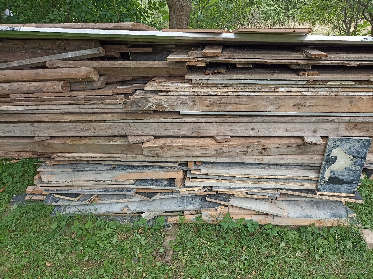 Dřevo ze stavby, desky latě aj. 4 vozíky - 2