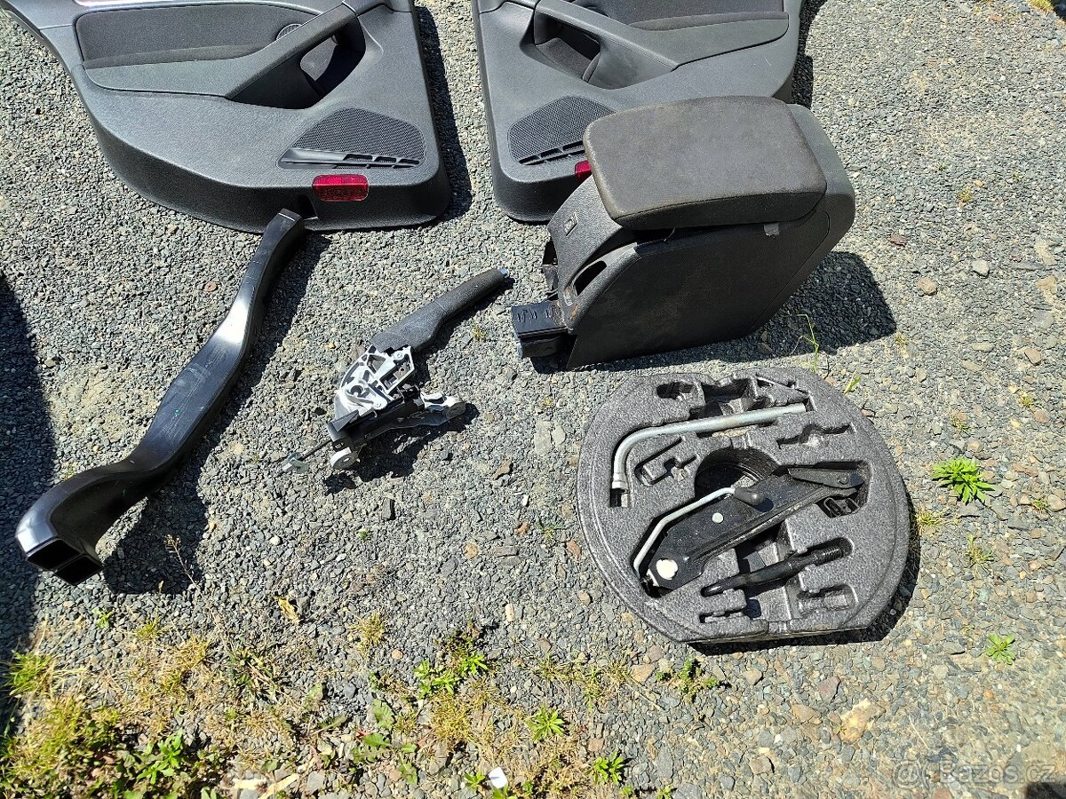 Tapeci, loketka, nářadí Golf VI - 2