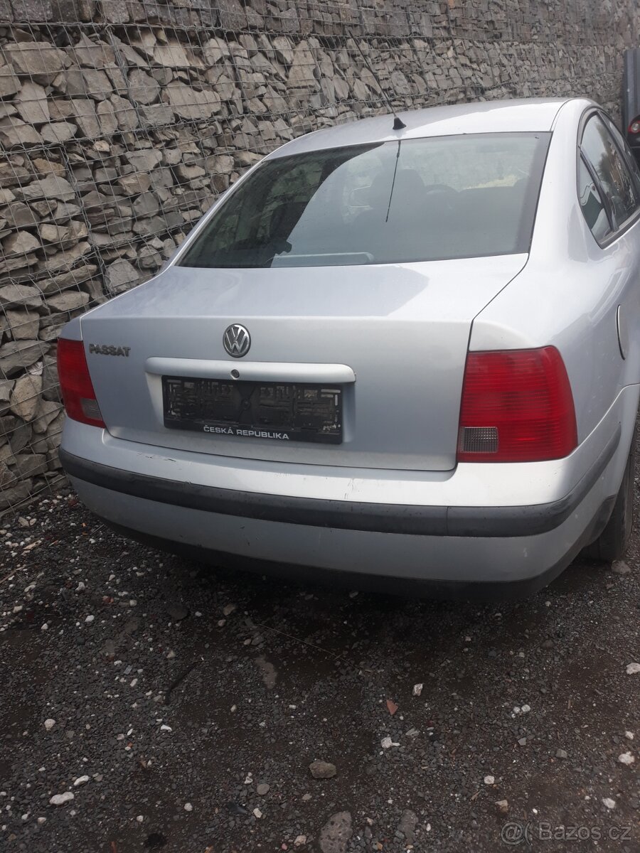 Prodám dily Volkswagen Passat b5 1.6 benzín - 2