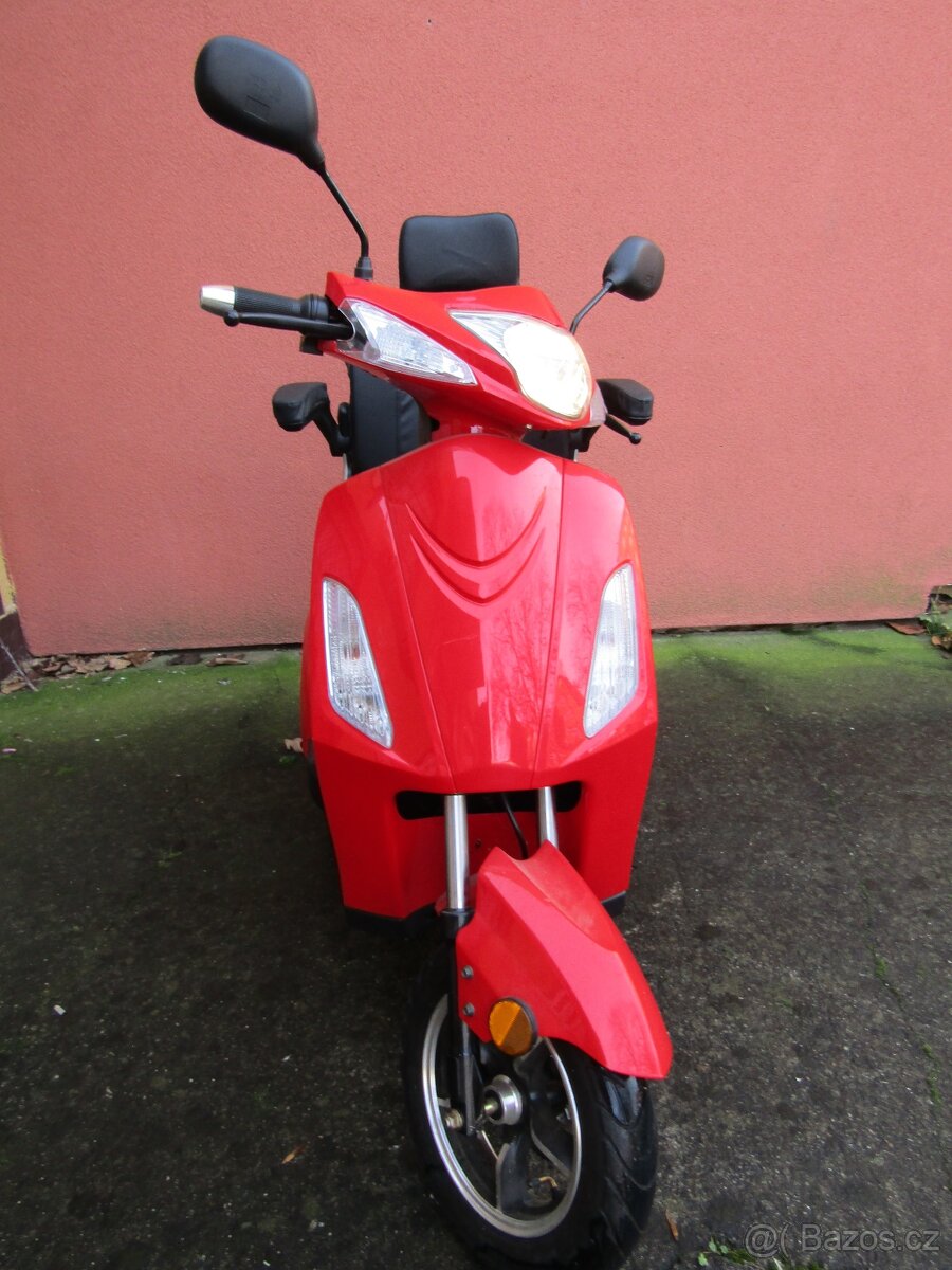 Invalidní vozík. Tříkolka - 2