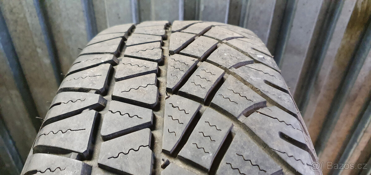 SUV pneu 215/70/16" 104H - Michelin Latitude Cross 2ks.