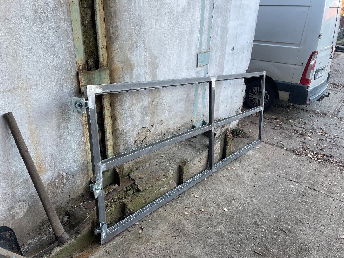 Jednokřídlá kovová brána. - 2