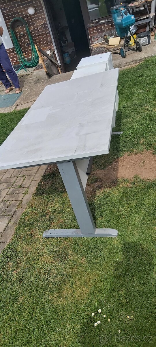 Pracovní stůl - 2