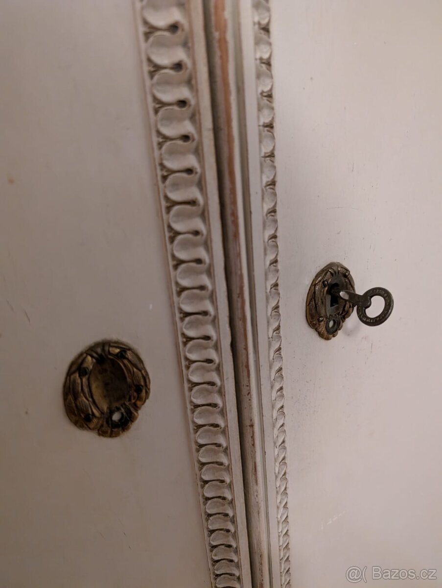 Prodám starožitnou skříň Ludvik - 2