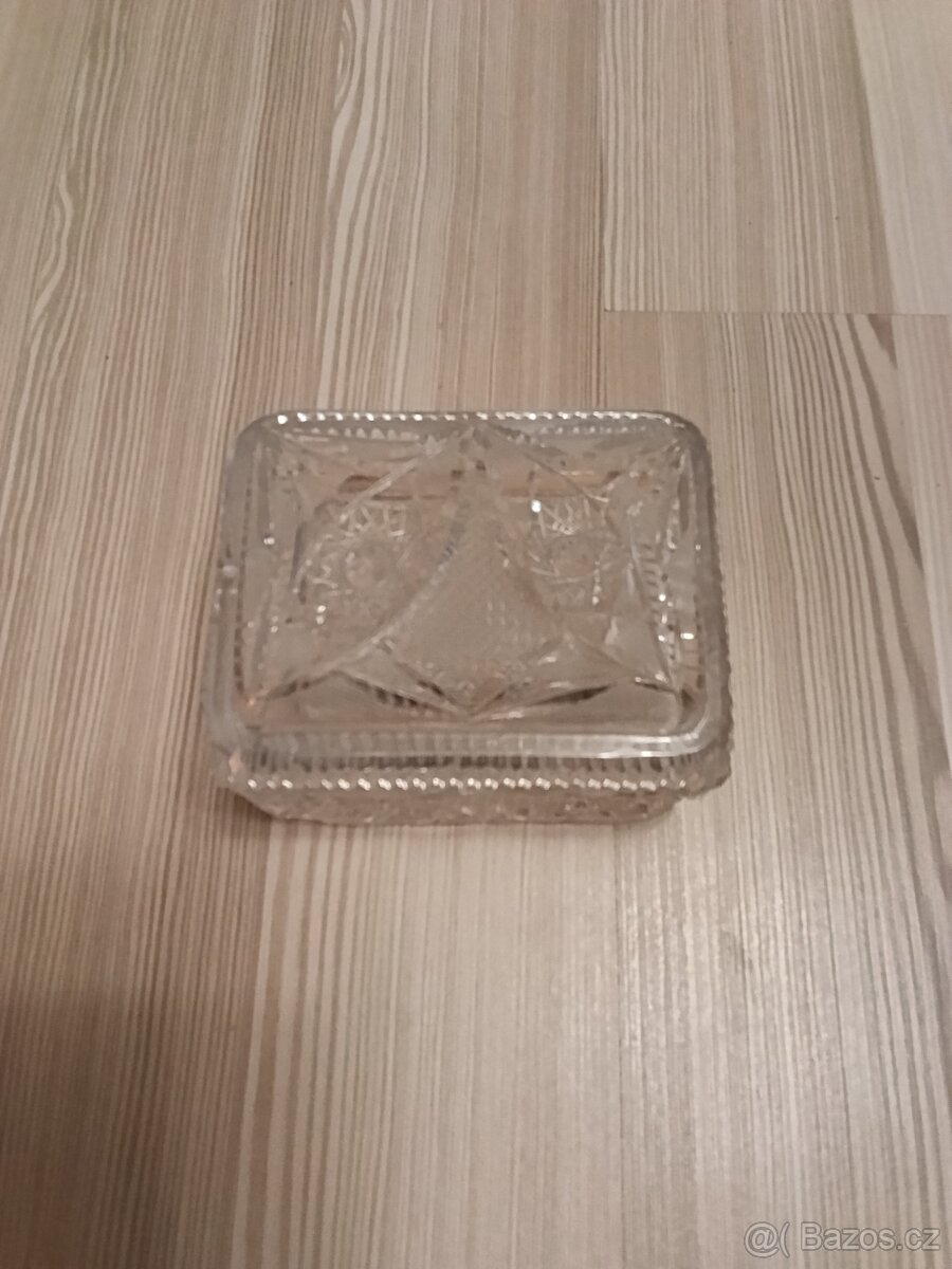 Skleněná broušená dóza - 2