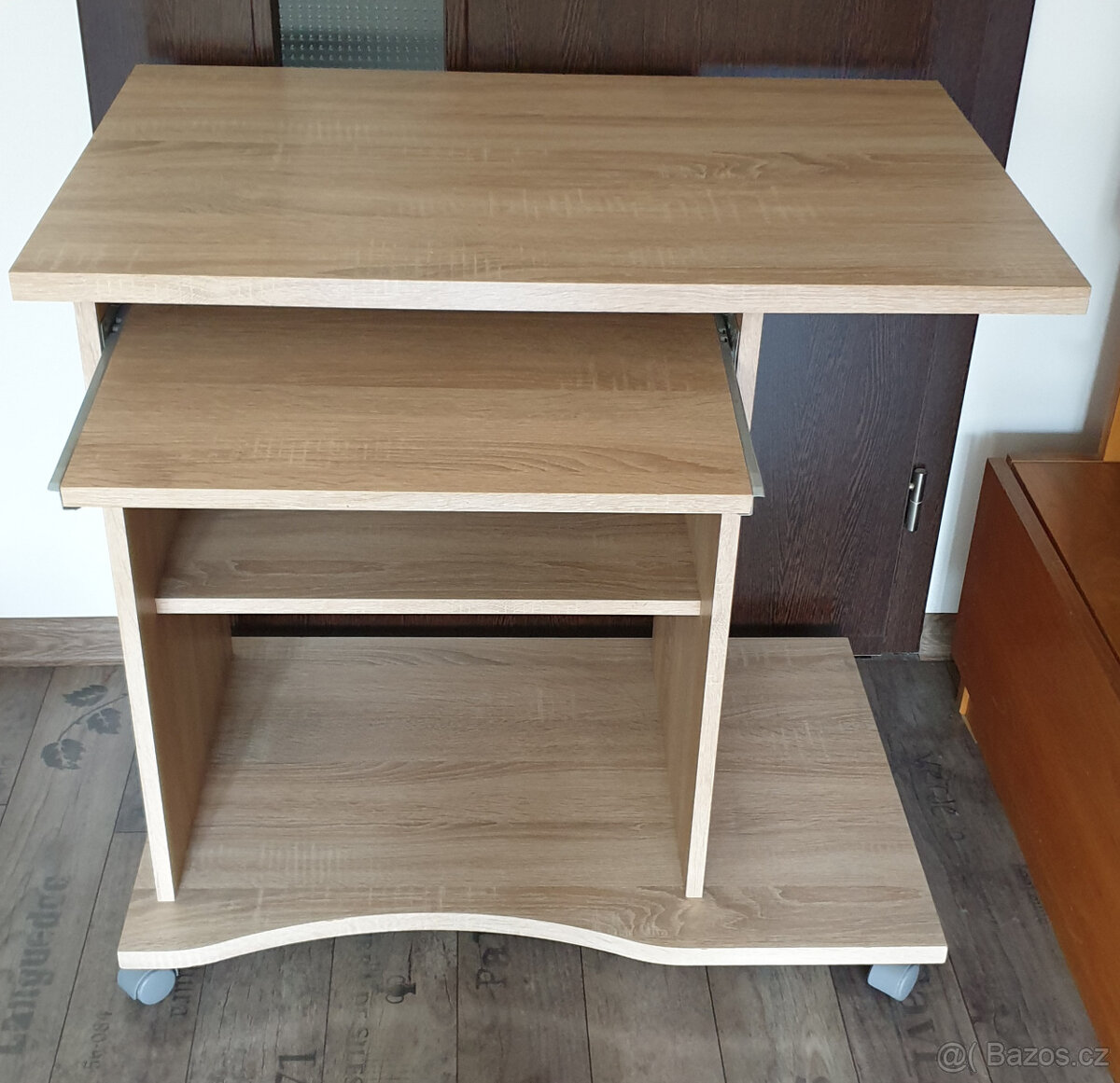 Menší PC stůl - 2