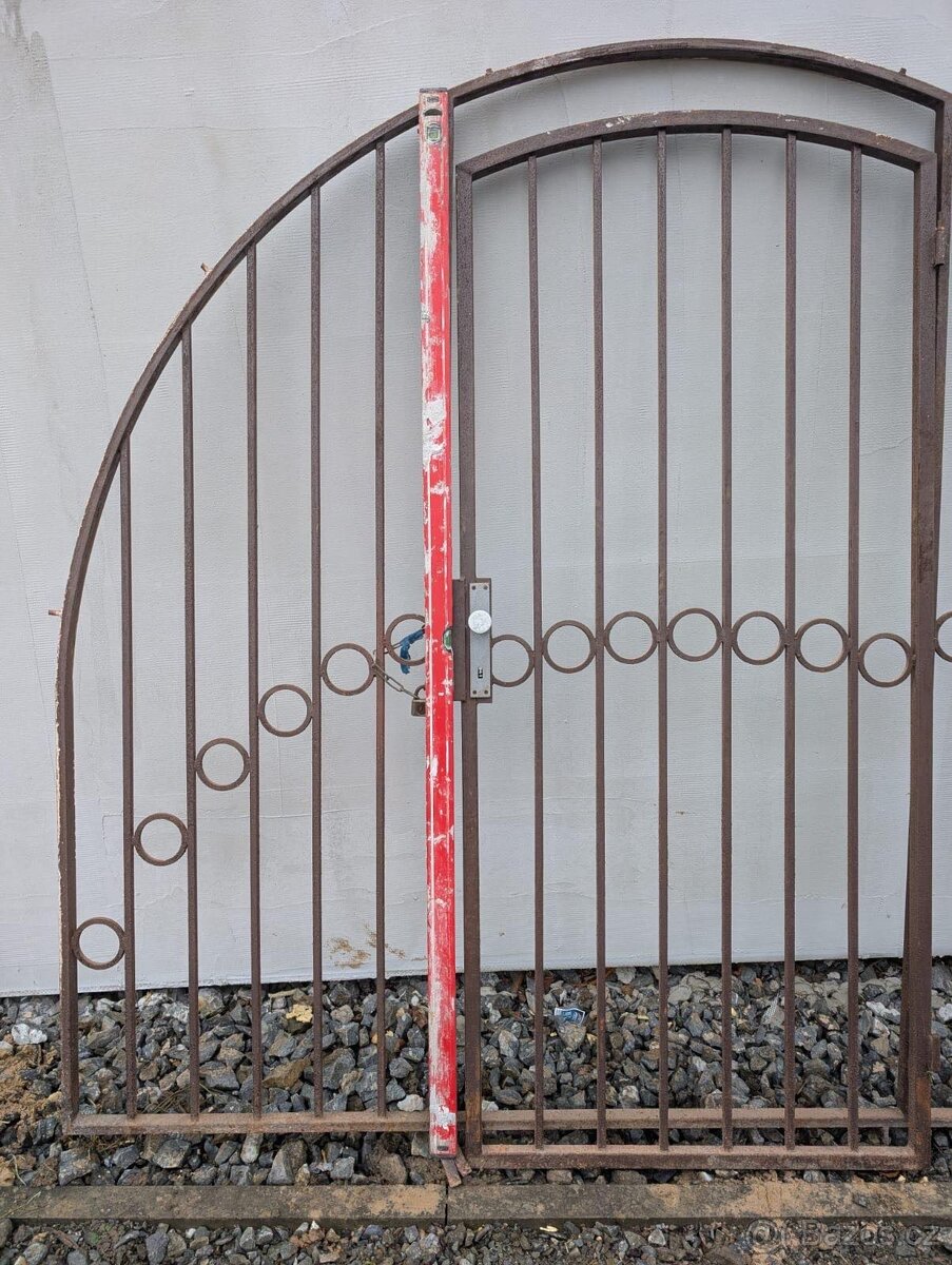 MASIVNÍ KOVOVÁ BRÁNA S OBLOUKEM - 2