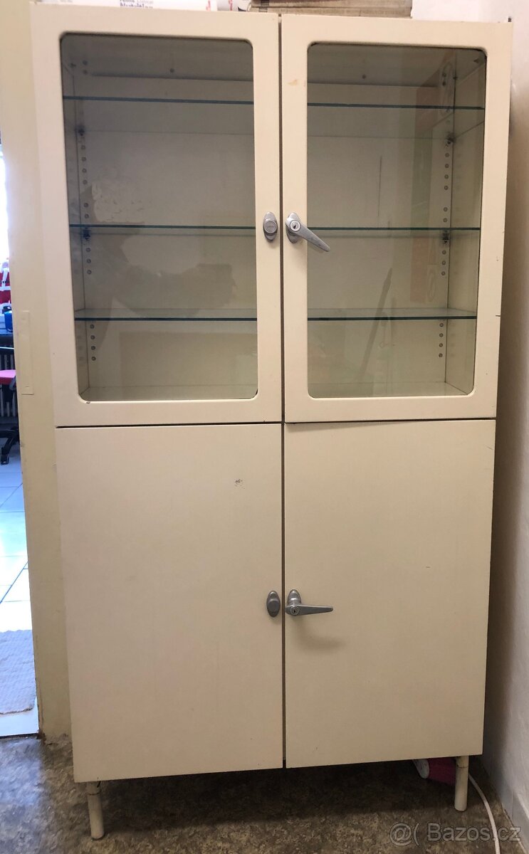 Lékařská skříňka zachovalá, prosklená, Kovona Karviná - 2