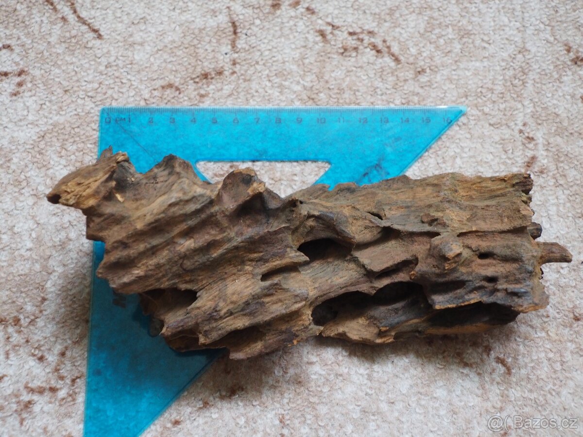 Akvarijní dekorace - děrované dřevo. - 2