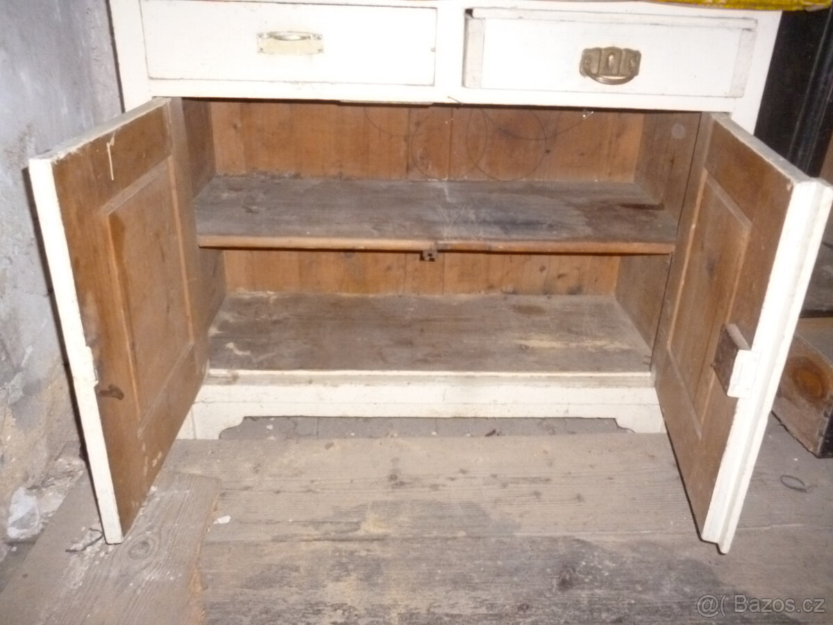 Stará dřevěná komoda / skříňka - 2