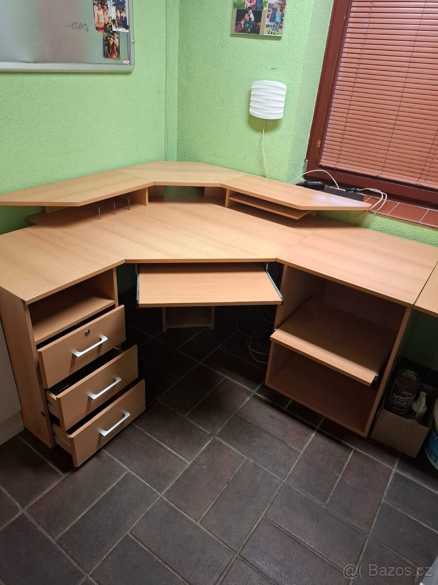 Kancelářský stůl - 2