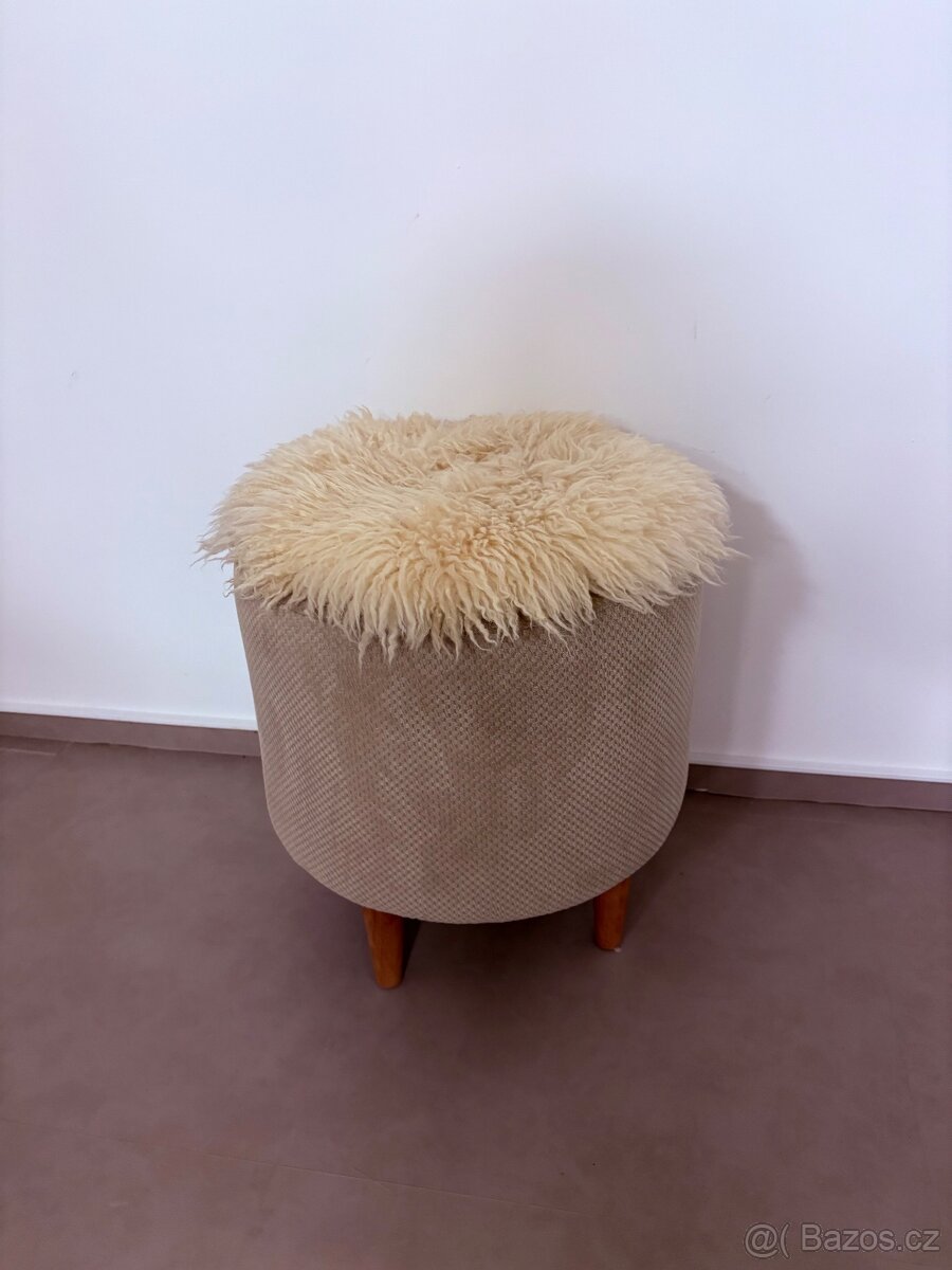Látkový taburet s pravou ovčí kožešinou - 2