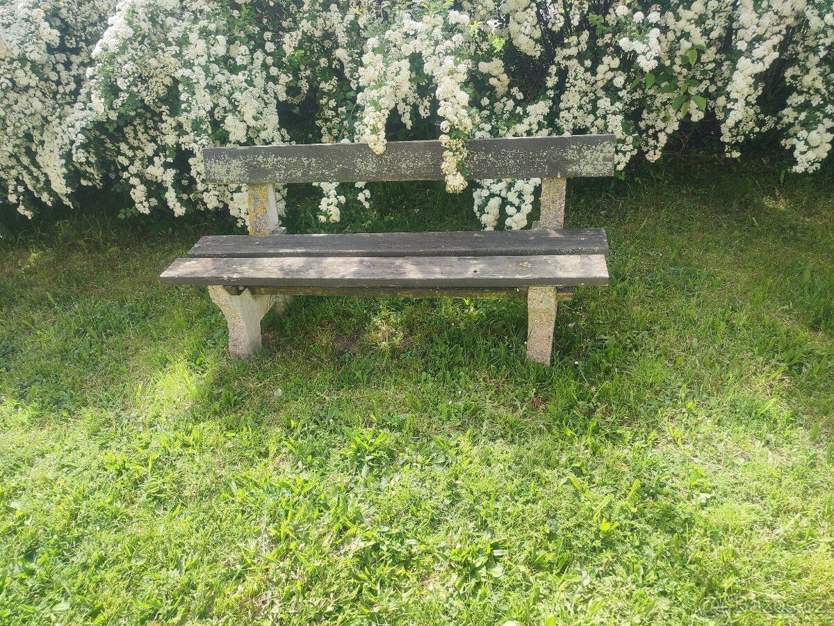 Zahradní lavička. - 2