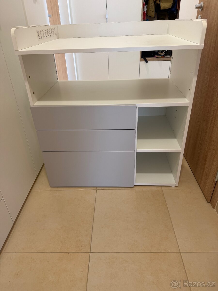 Přebalovací pult a dětská postýlka - 2