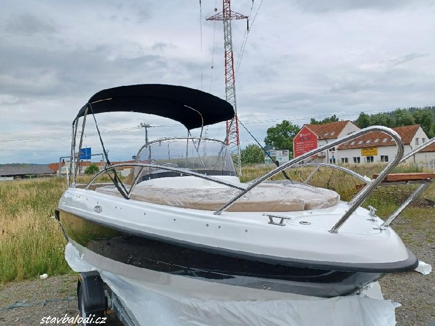 Motorový kajutový člun O 560 SD - 2