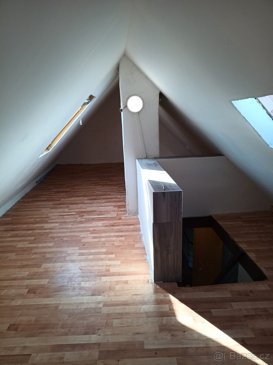 Pronajmu dvoupatrové 1+1 se zahradou v Aši - 2