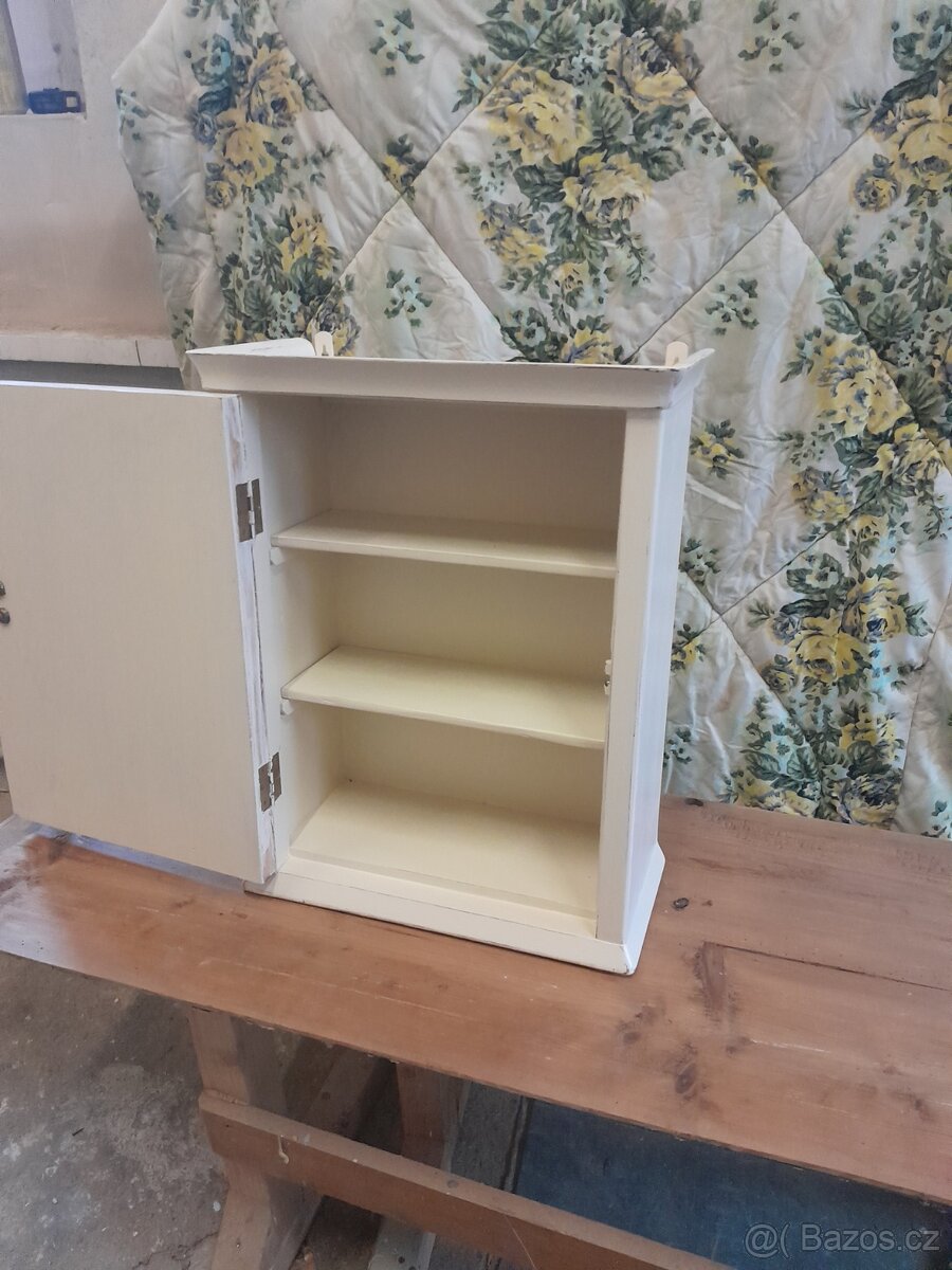 Závěsná skříňka - 2