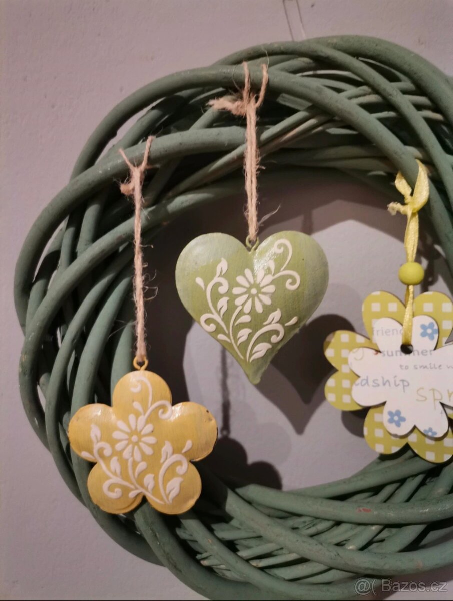Jarní proutěný věnec s dekoracemi - 2