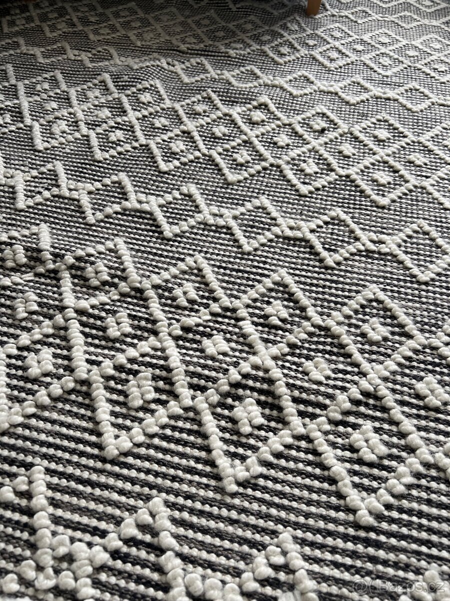 Bytelný černobílý koberec 240 × 160 cm - 2