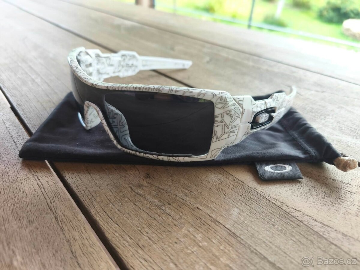 Oakley Oil Rig – White Text Print - 2