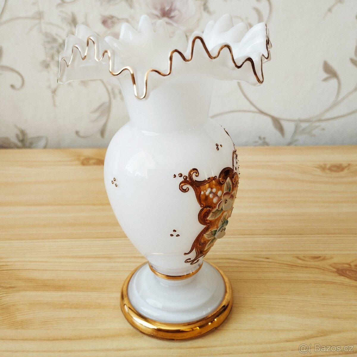 Vázička s vlnitým okrajem z mléčného skla - 2