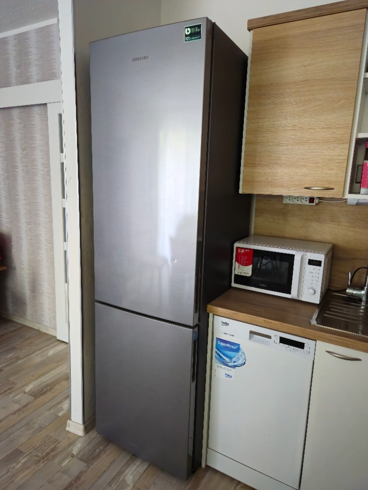 Lednička s mrazákem značky Samsung - 2