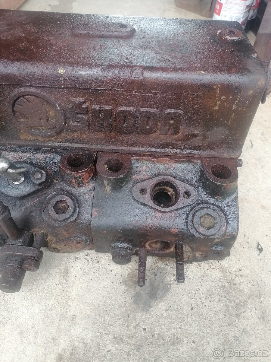 Stabilní motor Škoda hlavy s víkem. - 2