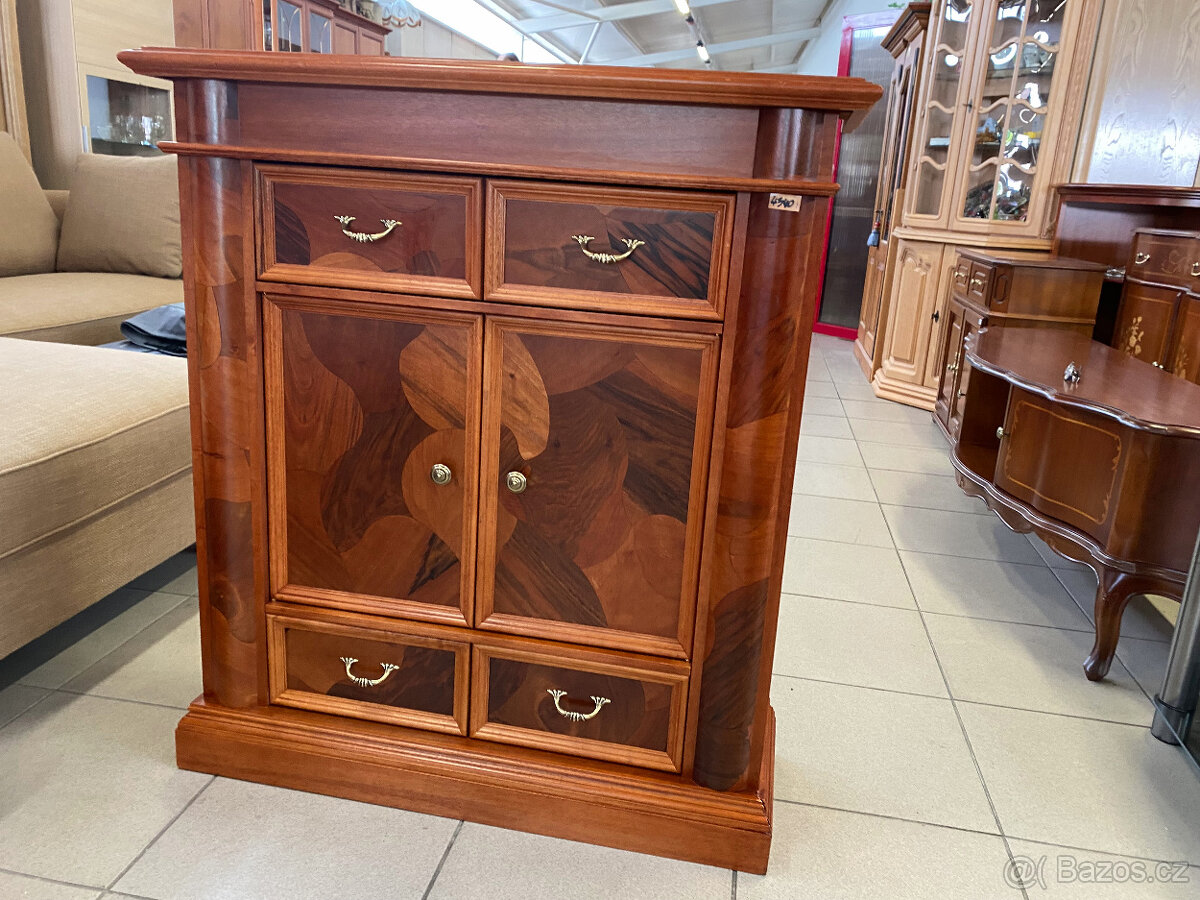 dřevěná komoda s dvířky a šuplíky - 2