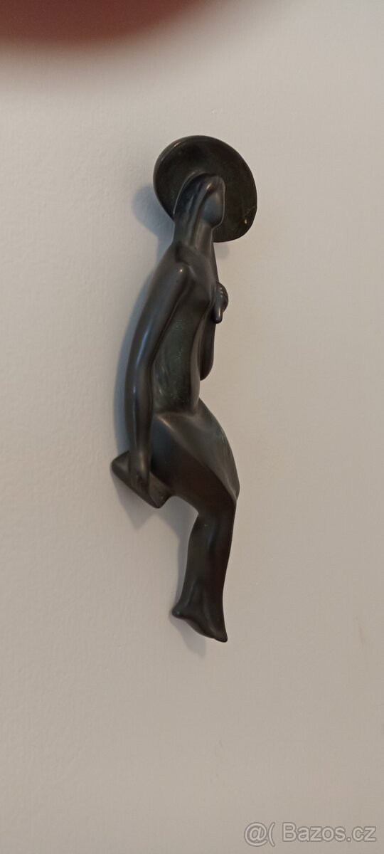 Soška dáma s deštníkem - 2