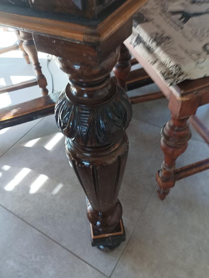 Prodám tuto starožitnou sestavu stůl+4 židle - 2