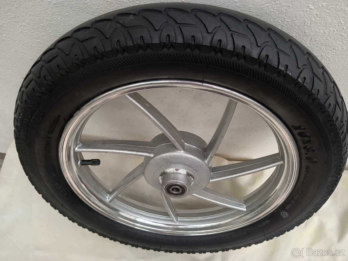 Přední kolo z e-bike. - 2