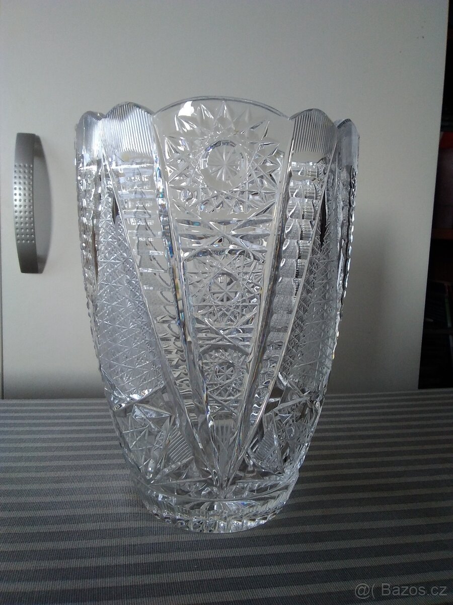 Skleněná broušená váza. - 2