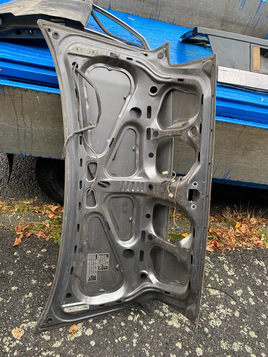 Lancia Thema zadní kapota - 2