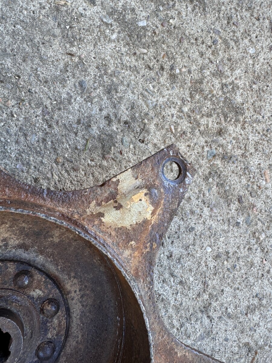 střed zadního kola ČZ 175/501 - skútr, prase - 2