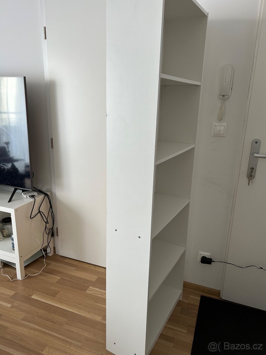 Bílá knihovna IKEA - 2
