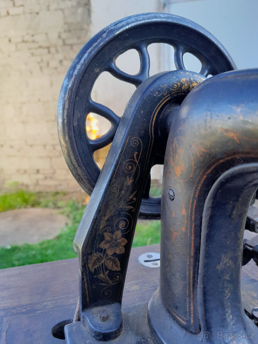 Starý šicí stroj - 2