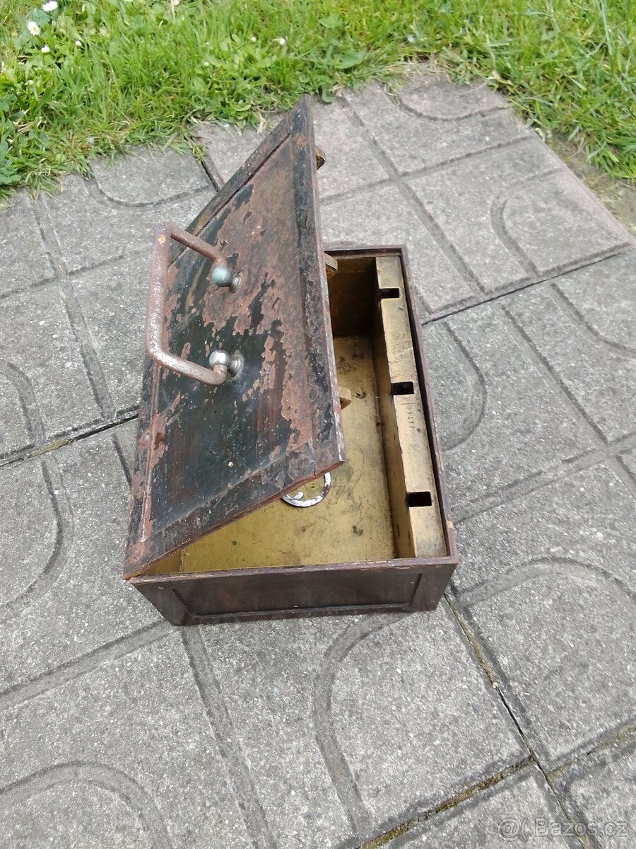 Starožitný příruční trezor - 2