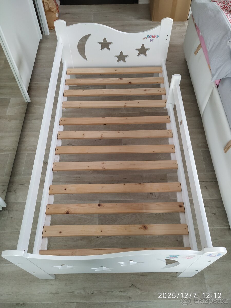 Bílá dětská postel se zábranou a roštem - 2