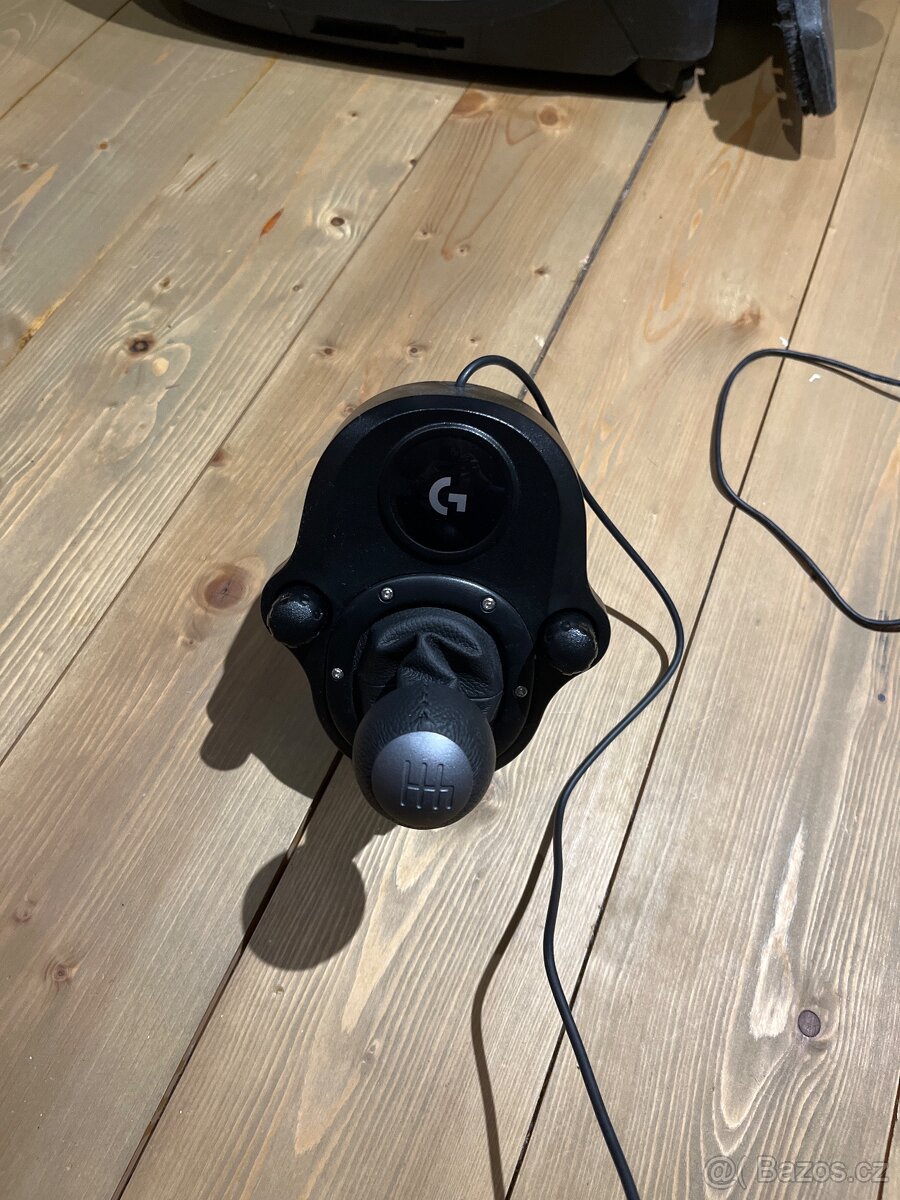 LOGITECH G920 volant, pedály a řadící páka - 2
