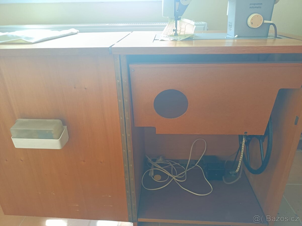 Skříňový šicí stroj Veritas - 2