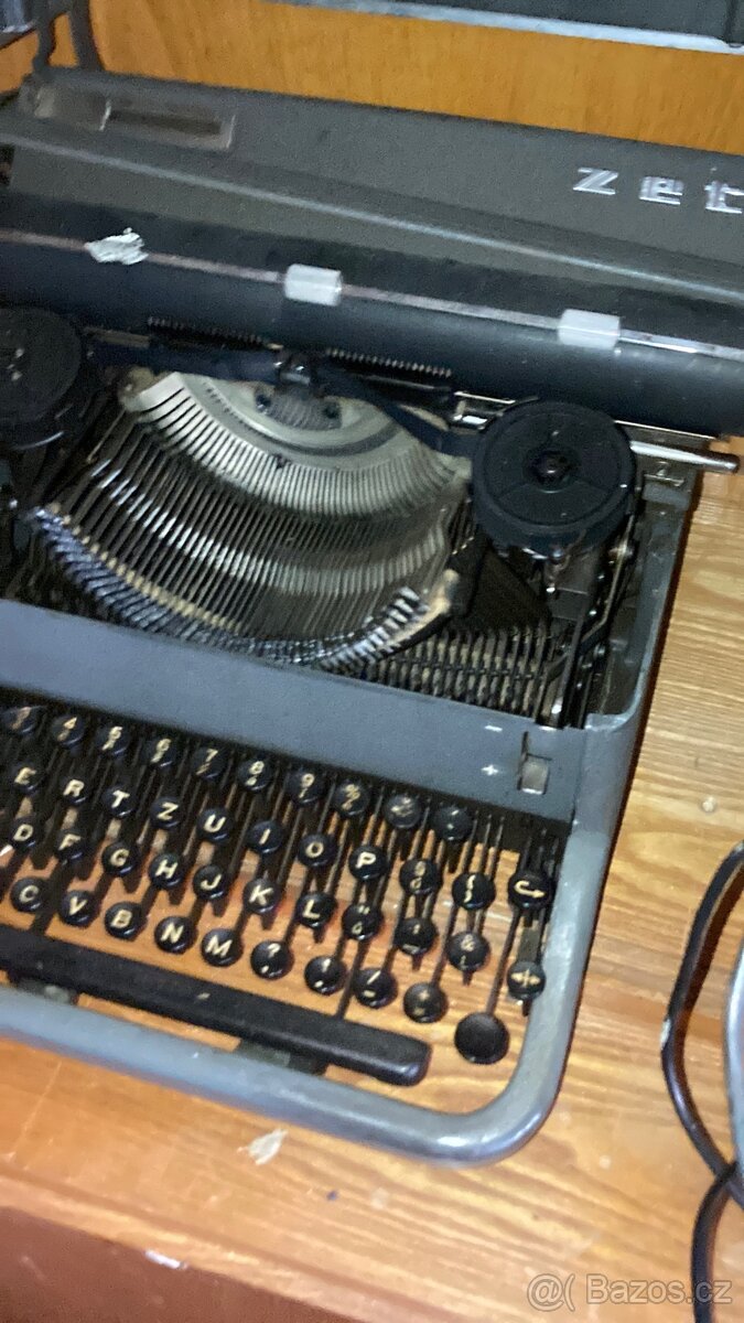 Starý psací stroj - 2