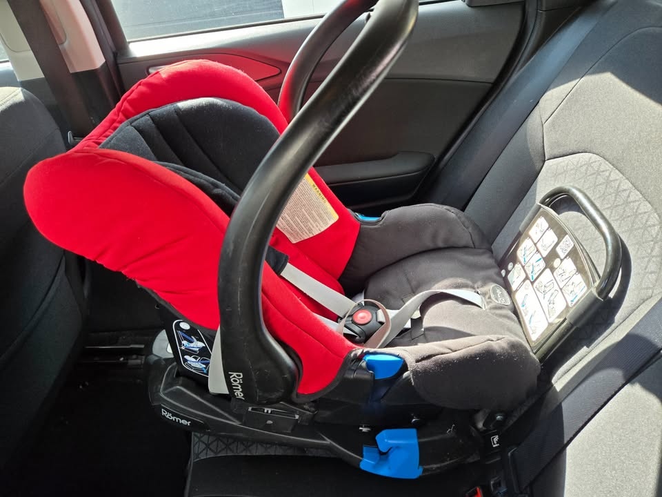 Dětská sedačka Britax Römer Baby + základna PC 5 000 Kč - 2