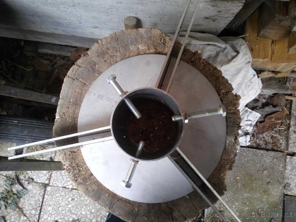 Stojan na vánoční stromek,nový,nerezový-průměr díry 8,5 - 2